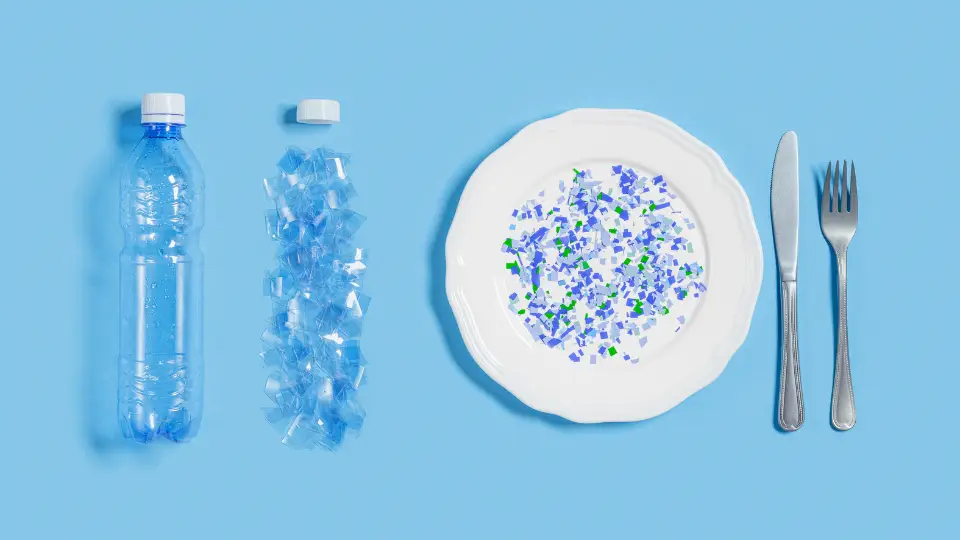 O que são microplásticos em garrafas de plástico
