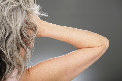 Estresse causa cabelo branco? Entenda como a saúde mental influencia seus fios